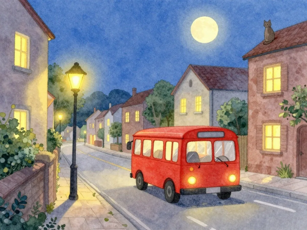 Aquarell: Ein kleiner roter Bus fährt abends langsam durch eine stille Straße mit Laternen, auf einer Gartenmauer sitzt eine Katze