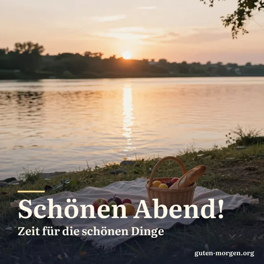 Picknickdecke mit Obst und Brot am Flussufer bei Sonnenuntergang; Schrift: „Schönen Abend! Zeit für die schönen Dinge“