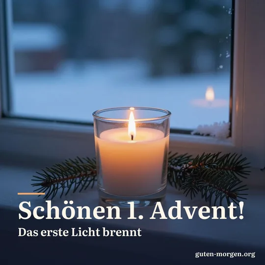Eine einzelne brennende Kerze in einem schlichten Glas auf einer verschneiten Fensterbank draußen in der blauen Stunde, daneben ein Tannenzweig; Schrift: „Schönen 1. Advent! Das erste Licht brennt“