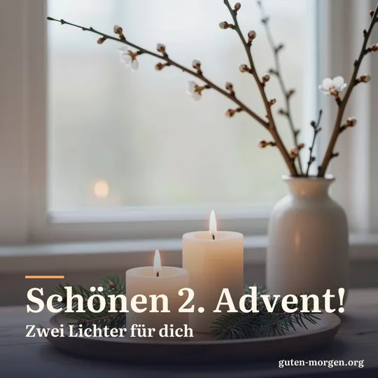 Genau zwei brennende Kerzen auf einem Holztablett mit Tannenzweigen neben einer Vase mit kahlen Kirschzweigen voller Knospen, weiches Morgenlicht; Schrift: „Schönen 2. Advent! Zwei Lichter für dich“