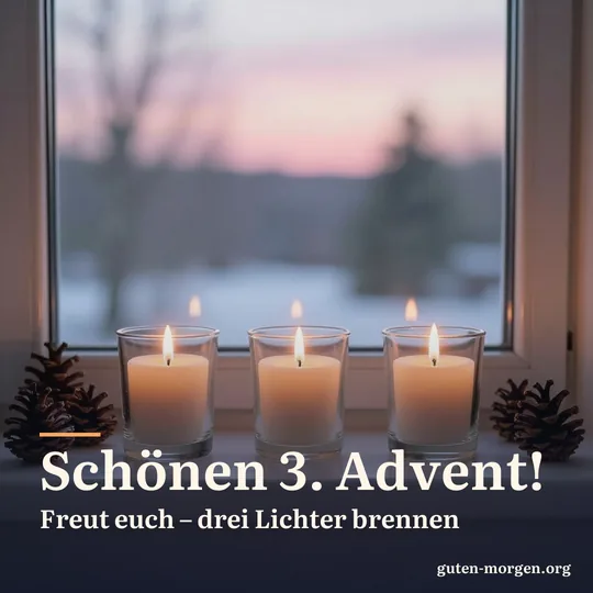 Genau drei brennende Kerzen in schlichten Glashaltern auf einer Fensterbank mit Kiefernzapfen, draußen ein blassrosa Wintersonnenaufgang; Schrift: „Schönen 3. Advent! Freut euch – drei Lichter brennen“