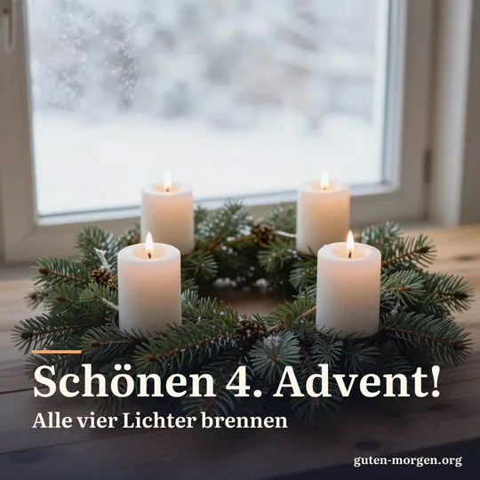 Adventskranz aus Tannenzweigen mit genau vier brennenden Kerzen auf einem Holztisch am Fenster in der Morgendämmerung, Eis an der Scheibe; Schrift: „Schönen 4. Advent! Alle vier Lichter brennen“