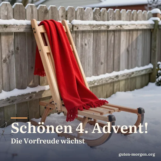 Holzschlitten lehnt in der Morgensonne an einem verschneiten Gartenzaun, darüber hängt ein roter Wollschal; Schrift: „Schönen 4. Advent! Die Vorfreude wächst“