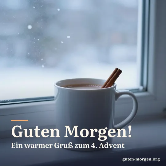 Schlichter weißer Becher mit heißem Kakao und Zimtstange auf einer Fensterbank, draußen fallen Schneeflocken im blauen Licht des frühen Morgens; Schrift: „Guten Morgen! Ein warmer Gruß zum 4. Advent“