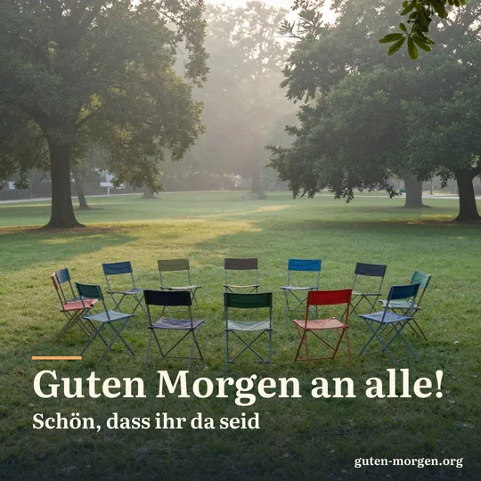 Ein Kreis bunter Klappstühle auf der Wiese eines Parks bei Sonnenaufgang, Tau glitzert im Gras, dahinter hohe Bäume im Dunst; Schrift: „Guten Morgen an alle! Schön, dass ihr da seid“