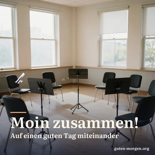Mehrere leere Notenständer und Stühle im Halbkreis in einem sonnigen Proberaum, Morgenlicht durch hohe Fenster; Schrift: „Moin zusammen! Auf einen guten Tag miteinander“