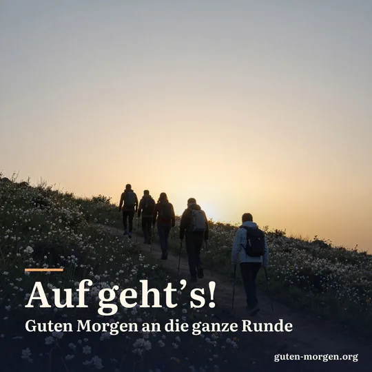 Wandergruppe von hinten auf einem Pfad durch eine blühende Wiese bei Sonnenaufgang, kleine Silhouetten vor goldenem Himmel; Schrift: „Auf geht’s! Guten Morgen an die ganze Runde“