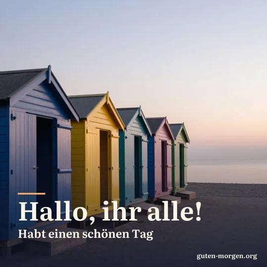 Reihe bunter Strandhütten aus Holz mit offenen Türen bei Sonnenaufgang, ruhiges Meer und zarter Pastellhimmel; Schrift: „Hallo, ihr alle! Habt einen schönen Tag“