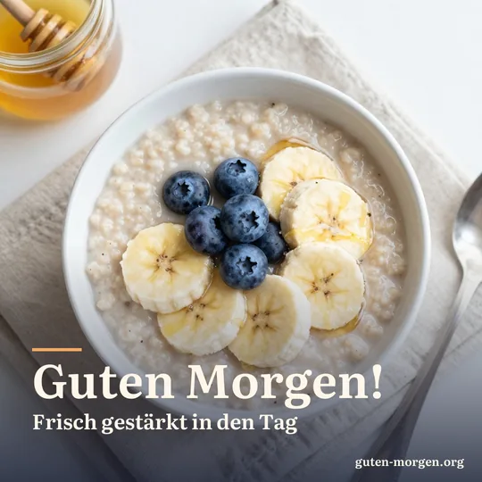 Schale Haferbrei mit Blaubeeren, Bananenscheiben und Honig von oben auf einer Leinenserviette; Schrift: "Guten Morgen! Frisch gestärkt in den Tag"