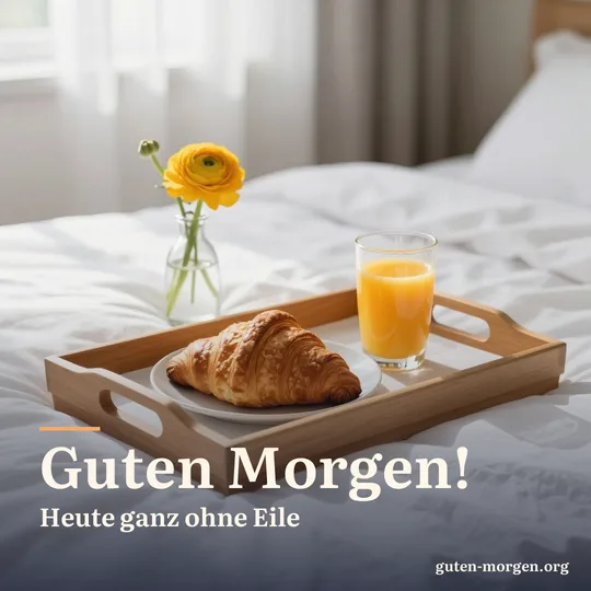 Frühstückstablett auf einem Bett mit weißer Bettwäsche, darauf Croissants, Orangensaft und eine kleine Vase mit gelber Ranunkel; Schrift: "Guten Morgen! Heute ganz ohne Eile"