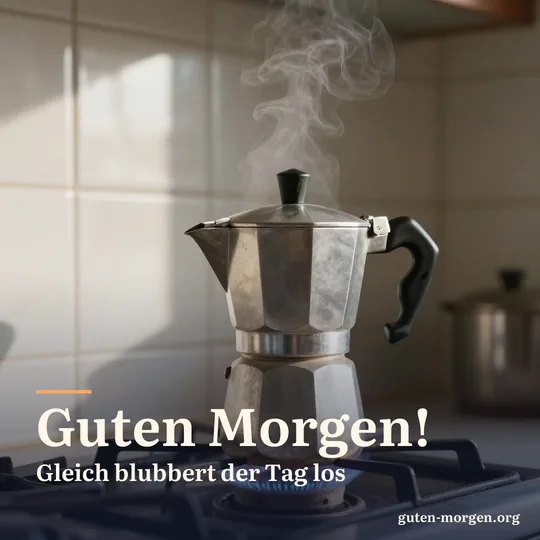Espressokocher aus Aluminium auf einer kleinen Gasflamme, aus der Tülle steigt Dampf, Morgensonne auf den Fliesen; Schrift: "Guten Morgen! Gleich blubbert der Tag los"