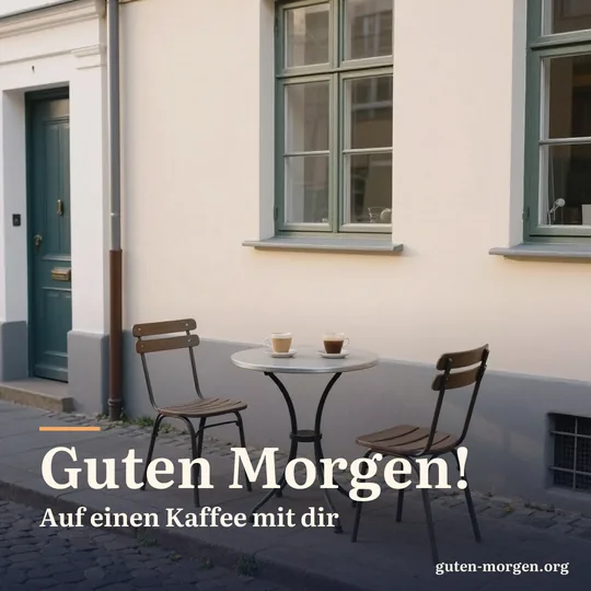 Zwei Kaffeetassen auf einem kleinen Bistrotisch auf einem Gehweg mit Kopfsteinpflaster, zwei leere Stühle und Morgensonne auf pastellfarbenen Fassaden; Schrift: "Guten Morgen! Auf einen Kaffee mit dir"