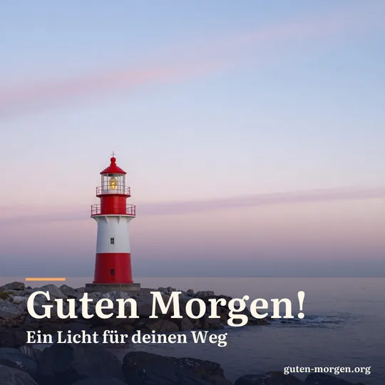 Rot-weißer Leuchtturm an einer felsigen Küste in der Morgendämmerung, ruhiges Meer und pastellfarbener Himmel; Schrift: "Guten Morgen! Ein Licht für deinen Weg"