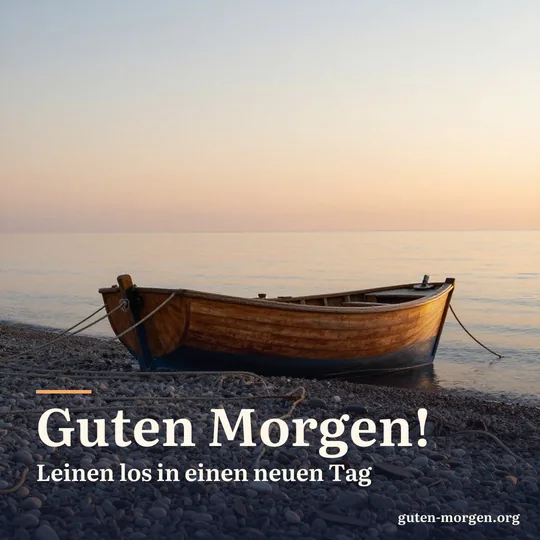 Kleines verwittertes Holzboot auf einem Kiesstrand bei Sonnenaufgang, ruhiges Meer und orangefarbenes Licht; Schrift: "Guten Morgen! Leinen los in einen neuen Tag"