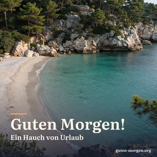 Stille türkisfarbene Bucht von oben im frühen Morgenlicht, Kiefern auf hellen Kalkfelsen und klares Wasser; Schrift: "Guten Morgen! Ein Hauch von Urlaub"