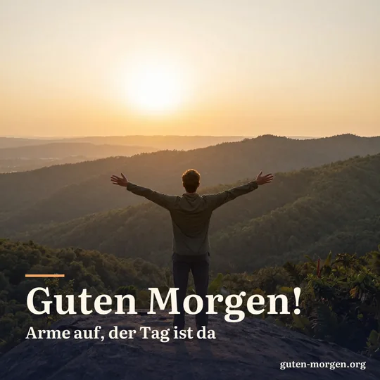 Person von hinten mit ausgebreiteten Armen auf einem Felsvorsprung, vor ihr geht die Sonne über bewaldeten Hügelketten auf; Schrift: "Guten Morgen! Arme auf, der Tag ist da"