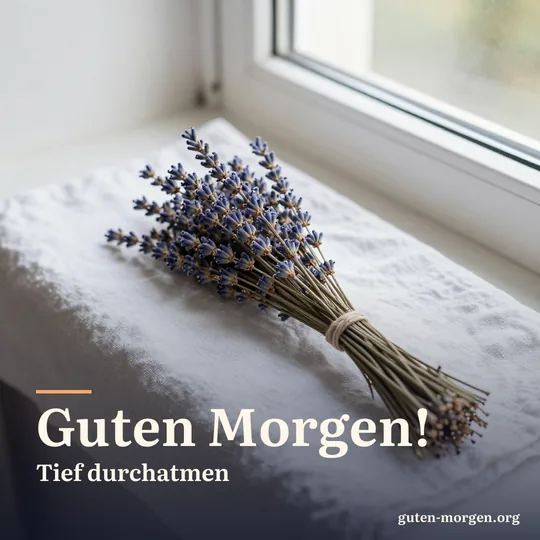 Gebündelter getrockneter Lavendel mit Schnur auf einem weißen Leinentuch am offenen Fenster im Morgenlicht; Schrift: „Guten Morgen! Tief durchatmen“
