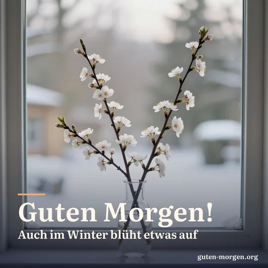 Kirschzweige mit ersten weißen Blüten in einer Glasvase auf der Fensterbank, draußen ein verschneiter Garten; Schrift: „Guten Morgen! Auch im Winter blüht etwas auf“
