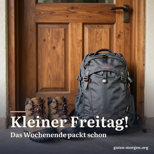 Wanderschuhe und ein kleiner Rucksack stehen an einer hölzernen Haustür im warmen Morgenlicht; Schrift: „Kleiner Freitag! Das Wochenende packt schon“