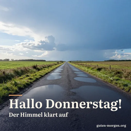 Pfützen auf einem Feldweg spiegeln nach einem Gewitter den klaren blauen Himmel, Sonnenlicht glitzert im nassen Gras; Schrift: „Hallo Donnerstag! Der Himmel klart auf“