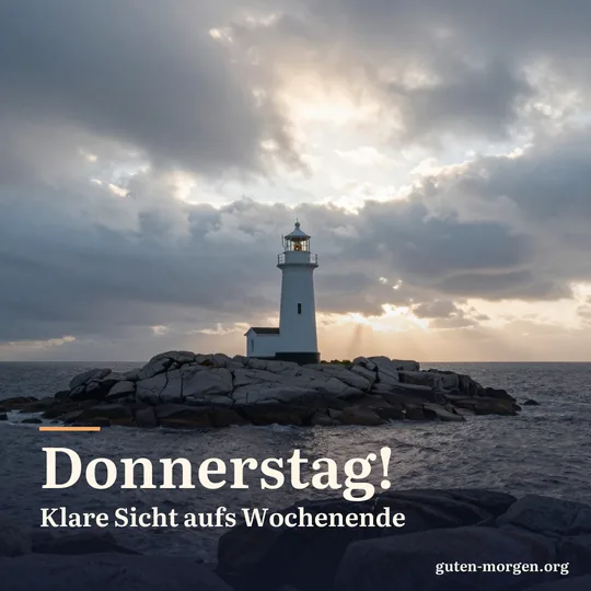 Weißer Leuchtturm an einer felsigen Küste im Morgengrauen, Sturmwolken ziehen ab und die Sonne bricht durch; Schrift: „Donnerstag! Klare Sicht aufs Wochenende“