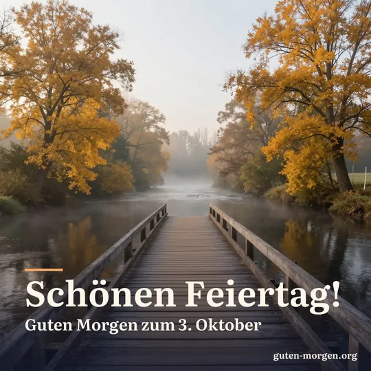 Hölzerne Fußgängerbrücke über einem ruhigen Fluss an einem Herbstmorgen, goldene Bäume an beiden Ufern, Nebel steigt bei Sonnenaufgang auf; Schrift: „Schönen Feiertag! Guten Morgen zum 3. Oktober“