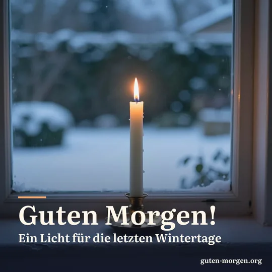 Eine einzelne brennende Bienenwachskerze in einem schlichten Messinghalter auf einer steinernen Fensterbank im Morgengrauen; Schrift: „Guten Morgen! Ein Licht für die letzten Wintertage“