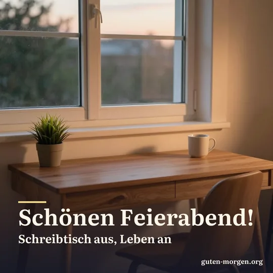 Aufgeräumter Holzschreibtisch mit Topfpflanze und Tasse im orangefarbenen Abendlicht, der Stuhl ist herangeschoben; Schrift: „Schönen Feierabend! Schreibtisch aus, Leben an“