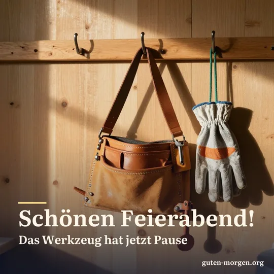 Werkzeuggürtel und Arbeitshandschuhe hängen an einem Haken in einer Holzwerkstatt, warmes Abendlicht fällt herein; Schrift: „Schönen Feierabend! Das Werkzeug hat jetzt Pause“