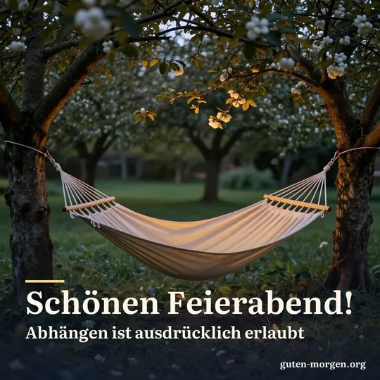 Hängematte zwischen zwei Apfelbäumen in der Dämmerung, darin ein weiches Kissen; Schrift: „Schönen Feierabend! Abhängen ist ausdrücklich erlaubt“
