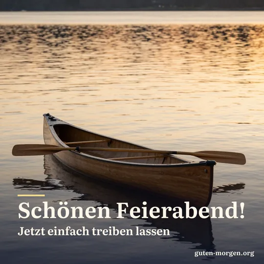 Holzkanu gleitet bei Sonnenuntergang über einen stillen See, das Paddel liegt quer über dem Boot; Schrift: „Schönen Feierabend! Jetzt einfach treiben lassen“