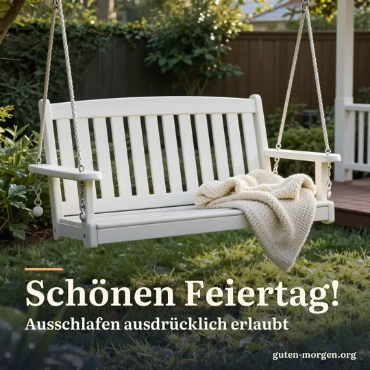 Weiße Hollywoodschaukel mit Strickdecke auf einer Veranda, davor ein taunasser Garten im ersten Sonnenlicht; Schrift: „Schönen Feiertag! Ausschlafen ausdrücklich erlaubt“
