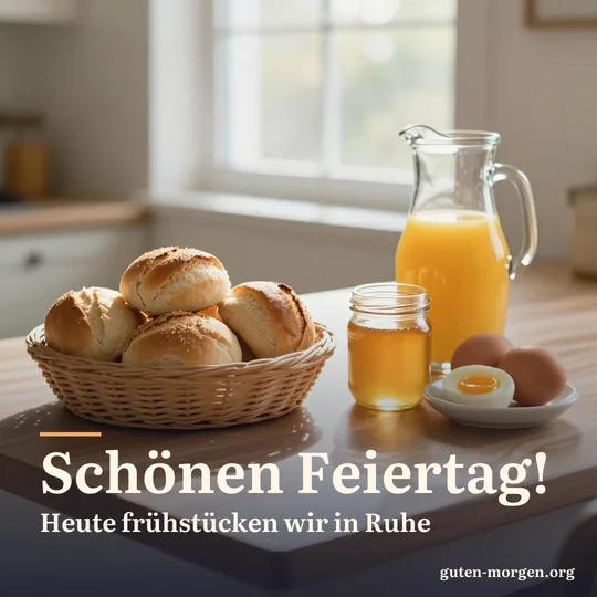 Sonniger Küchentisch mit Brötchenkorb, Honig, Frühstückseiern und einer Karaffe Orangensaft; Schrift: „Schönen Feiertag! Heute frühstücken wir in Ruhe“