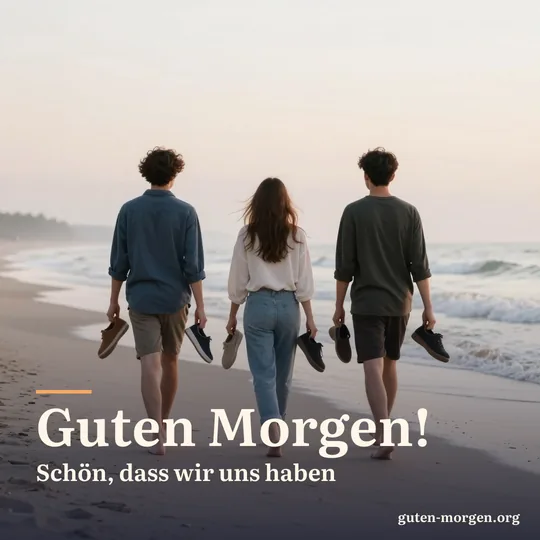 Drei Freunde von hinten, barfuß am Sandstrand bei Sonnenaufgang, die Schuhe in der Hand, sanfte Wellen; Schrift: „Guten Morgen! Schön, dass wir uns haben“