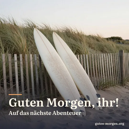 Zwei Surfbretter lehnen an einem verwitterten Holzzaun in den Dünen bei Sonnenaufgang, Strandhafer wiegt sich im Wind; Schrift: „Guten Morgen, ihr! Auf das nächste Abenteuer“