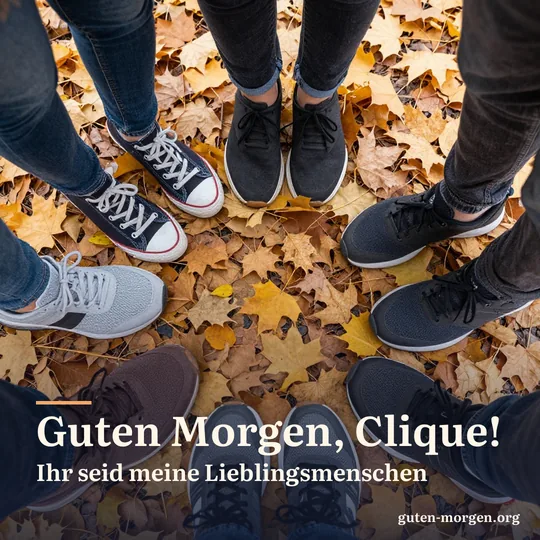 Mehrere Paar Turnschuhe von oben, im Kreis auf goldenem Herbstlaub, weiches Morgenlicht; Schrift: „Guten Morgen, Clique! Ihr seid meine Lieblingsmenschen“