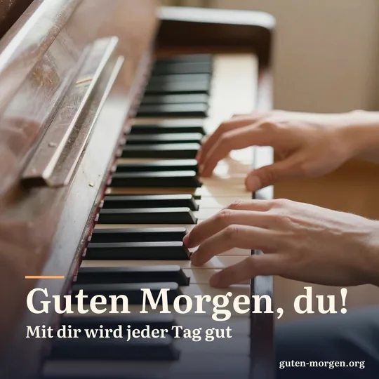 Nahaufnahme von zwei Händepaaren, die vierhändig auf einem hölzernen Klavier spielen, warmes Morgenlicht fällt über die Tasten; Schrift: „Guten Morgen, du! Mit dir wird jeder Tag gut“