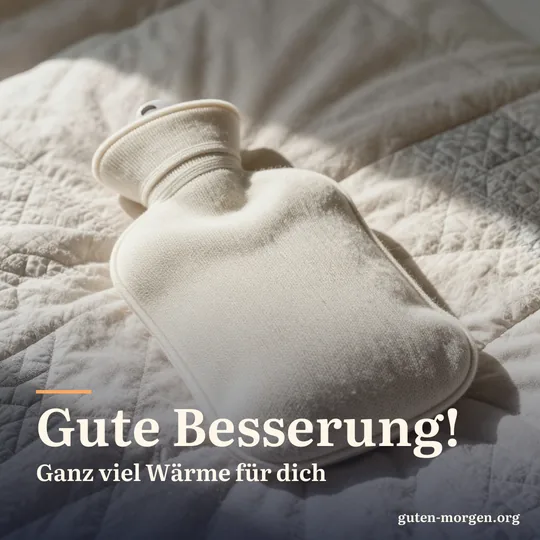 Wärmflasche im gestrickten Wollbezug auf einer gemütlichen Patchworkdecke in sanfter Morgensonne; Schrift: „Gute Besserung! Ganz viel Wärme für dich“