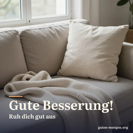 Weiche Strickdecke und ein dickes Kissen auf einem Sofa am Fenster im ruhigen Morgenlicht; Schrift: „Gute Besserung! Ruh dich gut aus“