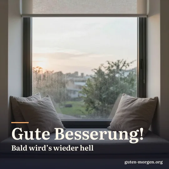 Gemütlicher Fensterplatz mit weichen Kissen, draußen klart der Himmel nach dem Regen auf; Schrift: „Gute Besserung! Bald wird’s wieder hell“