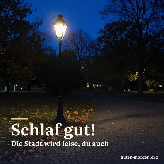 Alte Straßenlaterne leuchtet nachts am Rand eines stillen Parks, auf dem Kopfsteinpflaster liegt Herbstlaub; Schrift: „Schlaf gut! Die Stadt wird leise, du auch“
