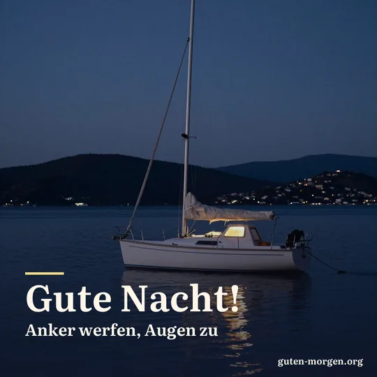 Kleines Segelboot ankert nachts in einer stillen Bucht, das Kajütenfenster leuchtet warm; Schrift: „Gute Nacht! Anker werfen, Augen zu“