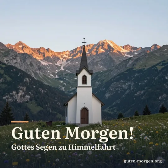 Kleine weiße Kapelle auf einer Bergwiese voller Wildblumen, Berge im frühen Morgenlicht; Schrift: „Guten Morgen! Gottes Segen zu Himmelfahrt“