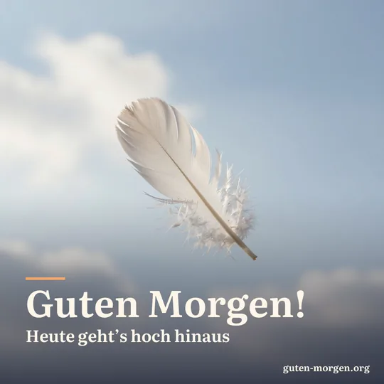 Eine einzelne weiße Feder schwebt hoch im hellen Morgenhimmel zwischen sonnenbeschienenen Wolken; Schrift: „Guten Morgen! Heute geht’s hoch hinaus“