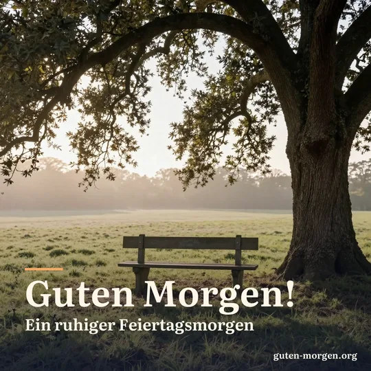 Rustikale Holzbank unter einer alten Eiche am Feldrand bei Sonnenaufgang; Schrift: „Guten Morgen! Ein ruhiger Feiertagsmorgen“