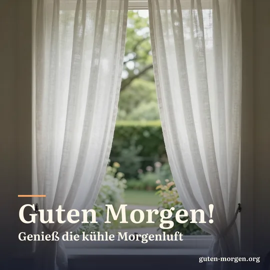 Offenes Fenster mit wehendem weißem Leinenvorhang, draußen ein sonniger Sommergarten am frühen Morgen; Schrift: „Guten Morgen! Genieß die kühle Morgenluft“