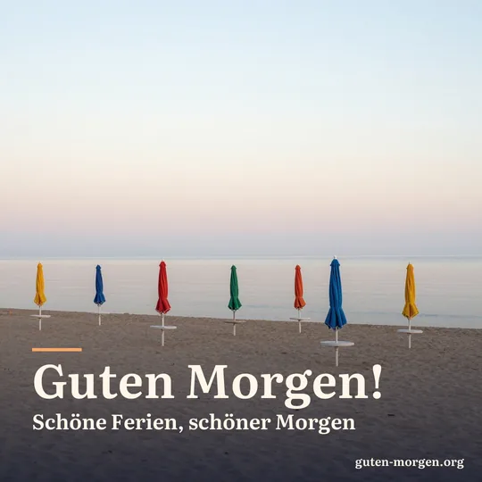 Eine Reihe geschlossener bunter Sonnenschirme an einem leeren Sandstrand bei Sonnenaufgang, ruhiges Meer; Schrift: „Guten Morgen! Schöne Ferien, schöner Morgen“