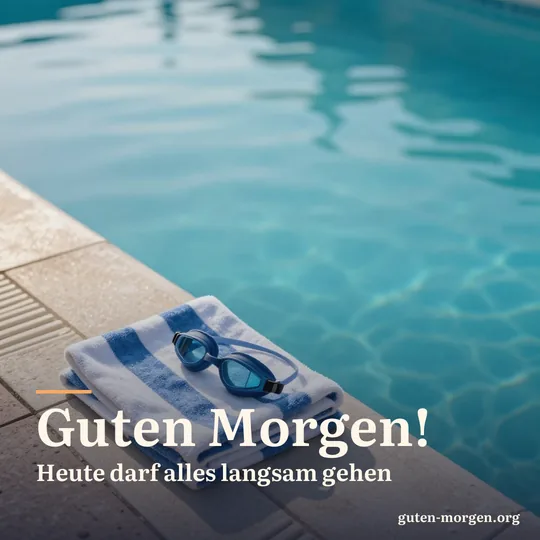 Gefaltetes gestreiftes Handtuch und eine Schwimmbrille am Rand eines leeren Freibads im kühlen Morgenlicht, ruhiges türkisfarbenes Wasser; Schrift: „Guten Morgen! Heute darf alles langsam gehen“