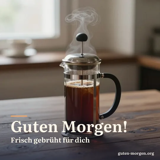 Gläserne French Press mit frisch gebrühtem Kaffee auf einem rustikalen Holztisch, Dampf steigt im Morgenlicht auf; Schrift: „Guten Morgen! Frisch gebrüht für dich“