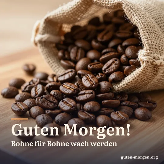 Frisch geröstete Kaffeebohnen quellen aus einem Jutesack auf ein Holzbrett, warmes Seitenlicht; Schrift: „Guten Morgen! Bohne für Bohne wach werden“